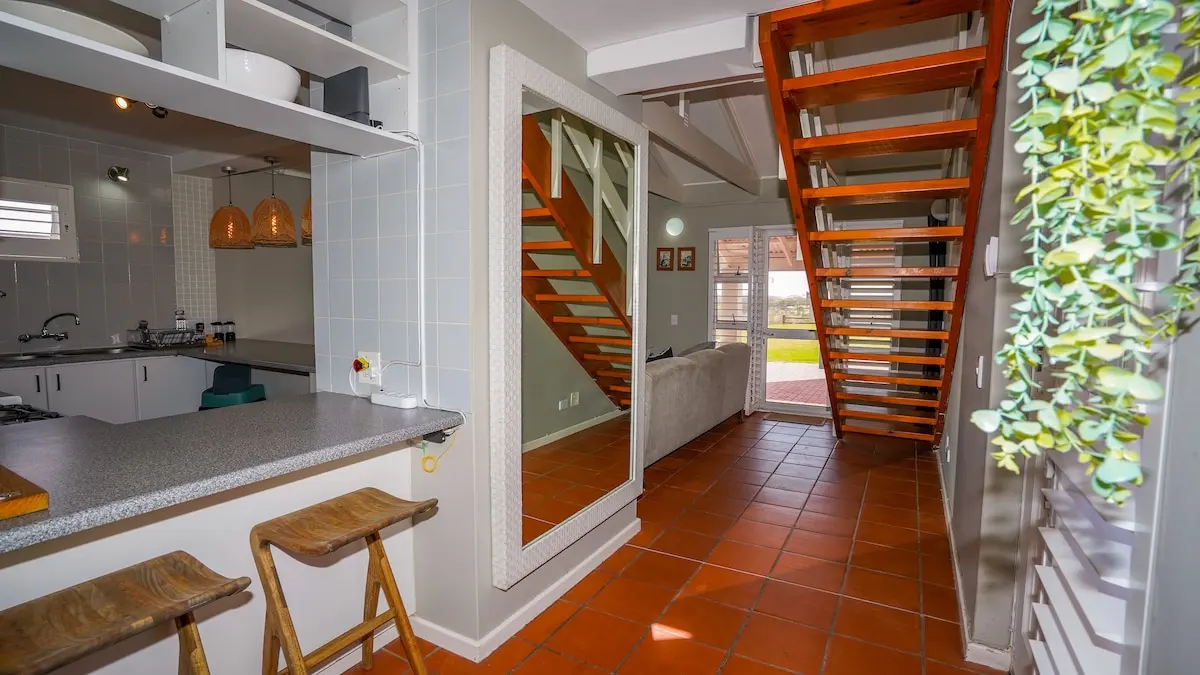 Terrakotta-gefliester Eingang mit der Holztreppe hinauf zum Loft