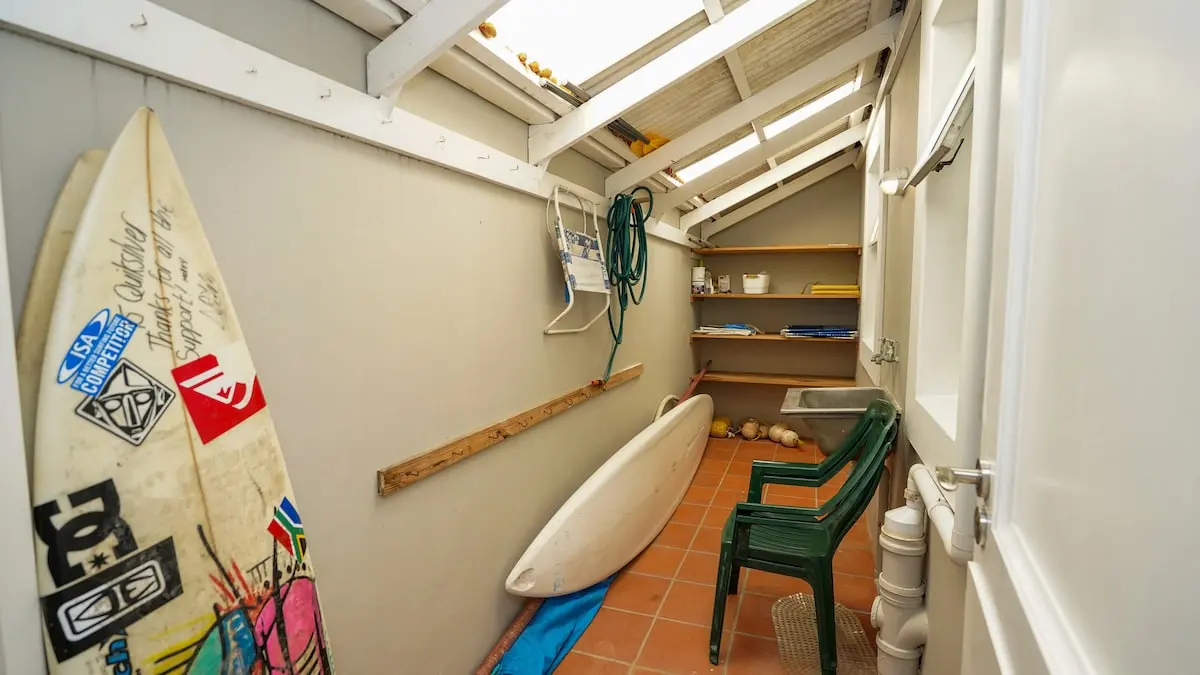 Sicherer Raum im Innenhof für Surfboards, Kites und Wassersportausrüstung