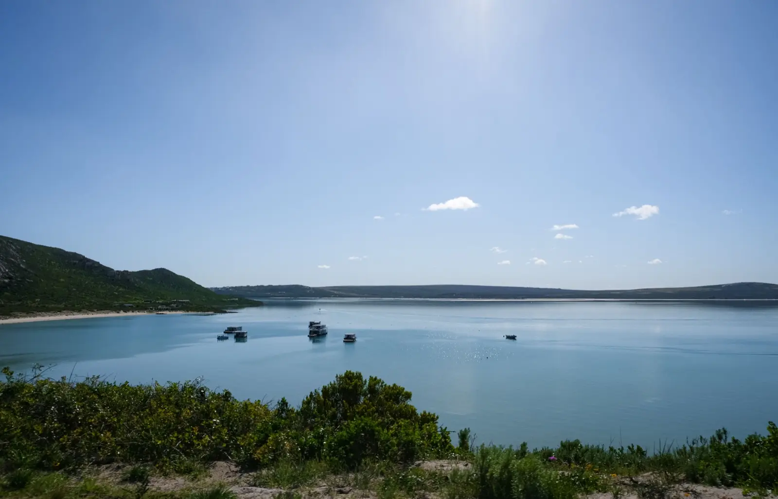 Die türkisfarbene Flachwasser-Lagune, die Langebaan bekannt gemacht hat — fünf Minuten mit dem Auto oder ein längerer Spaziergang am Strand