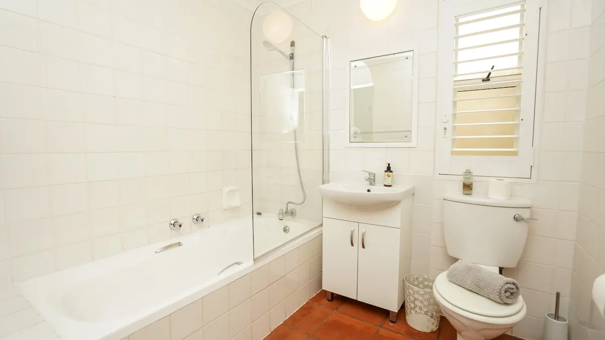 Badewanne mit Duschbrause, Waschtisch und WC