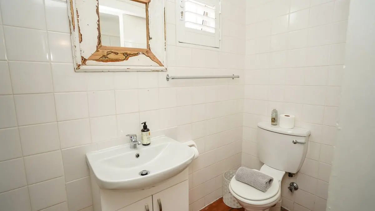 Ein kompaktes zweites Bad mit Waschtisch und WC